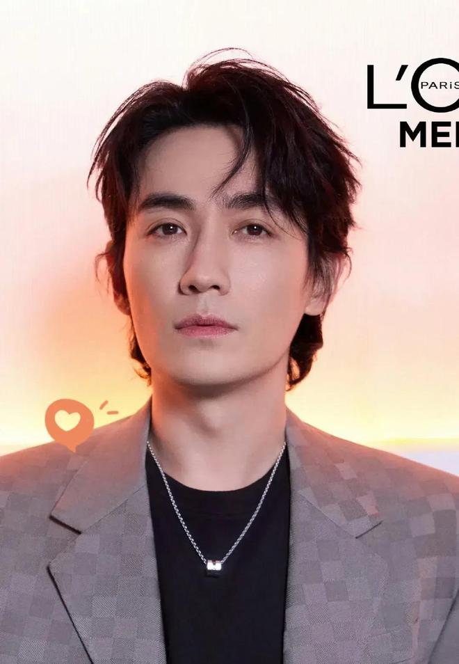 酷男演员的繁华背后，小巷奇缘与独特宝藏之旅
