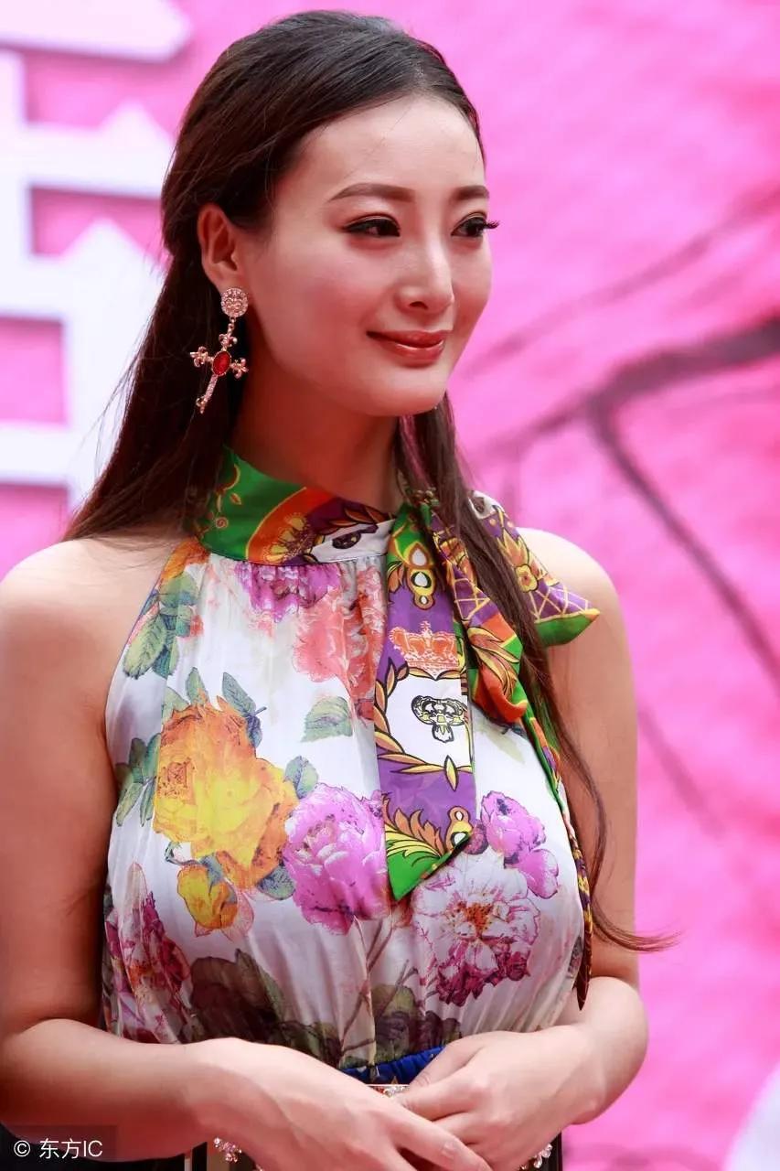 王李丹妮最新写真，展现自信魅力与力量之美